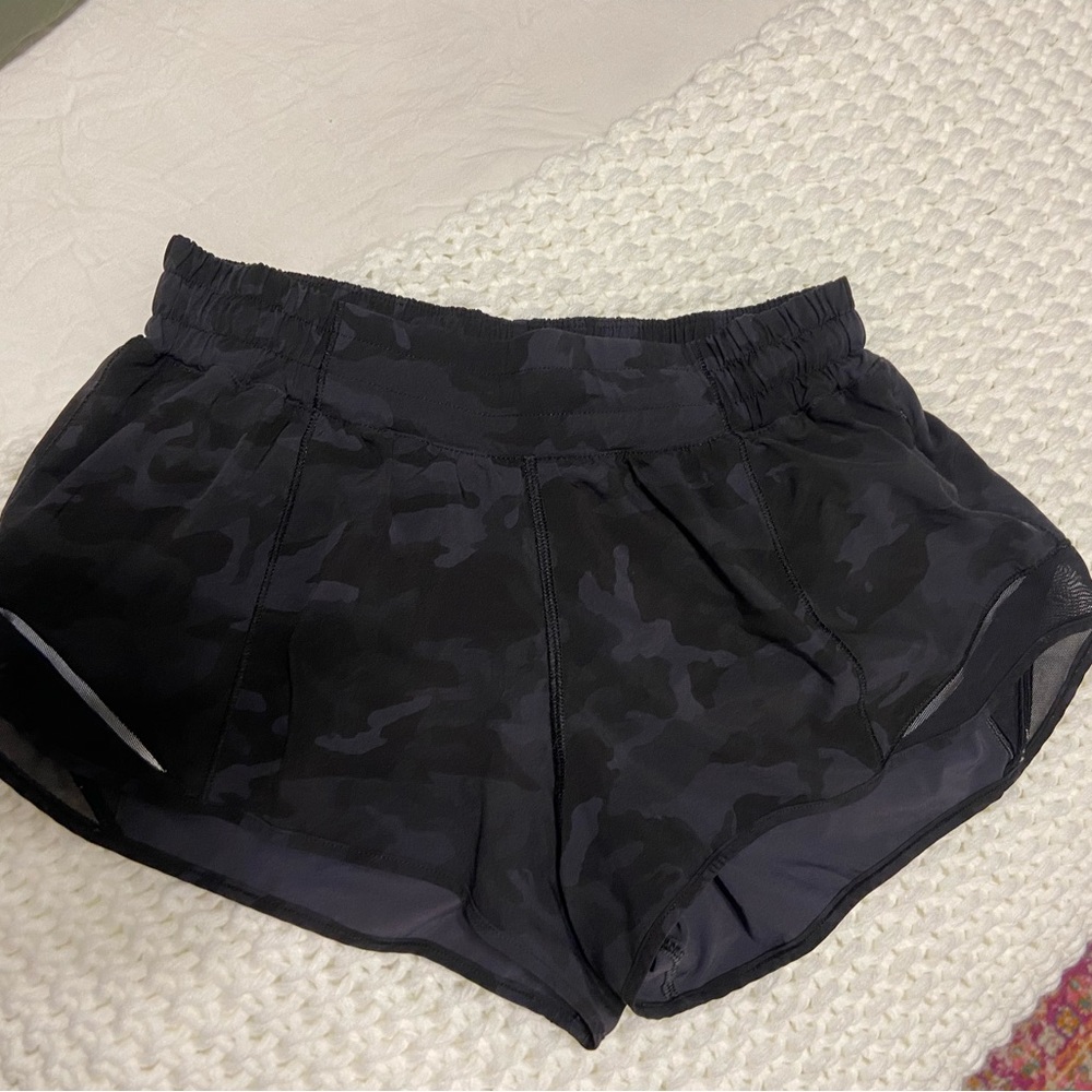 Black Camo LuluLemon Hotty Hots 2 inch size 6